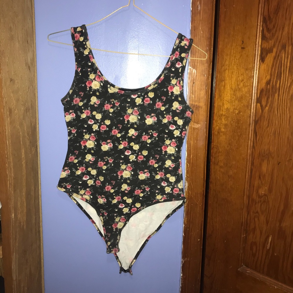 Floral, sleeveless and very cute bodysuit !